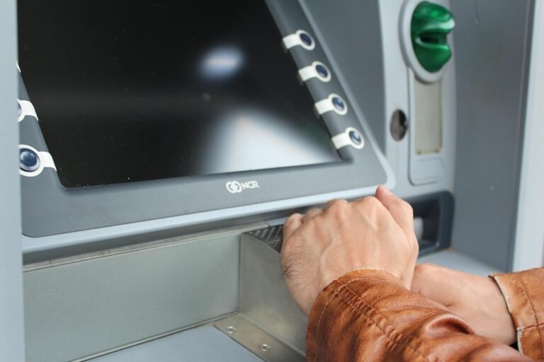 Soha ne csináld ezt az ATM-nél: rengeteg pénzt bukhatsz rajta
