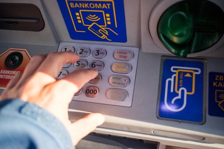 Mától változás lépett életbe a készpénzfelvételnél – ezekre érdemes figyelni