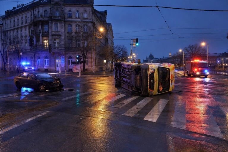 Felborult egy mentőautó a X. kerületben, öten megsérültek