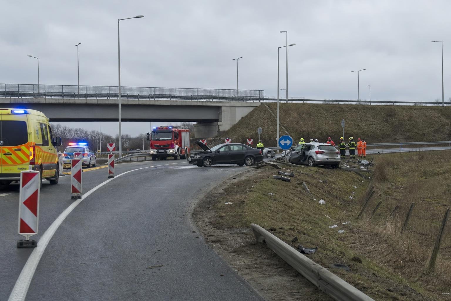 K&eacute;t ember meghalt a 304-es fő&uacute;ton t&ouml;rt&eacute;nt front&aacute;lis &uuml;tk&ouml;z&eacute;sben