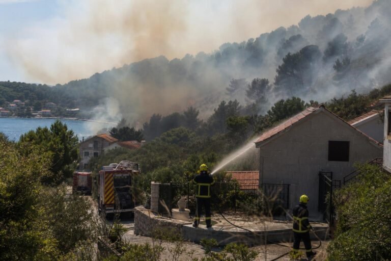 Kétszáz embert menekítettek ki a Brač szigetén pusztító tűz miatt