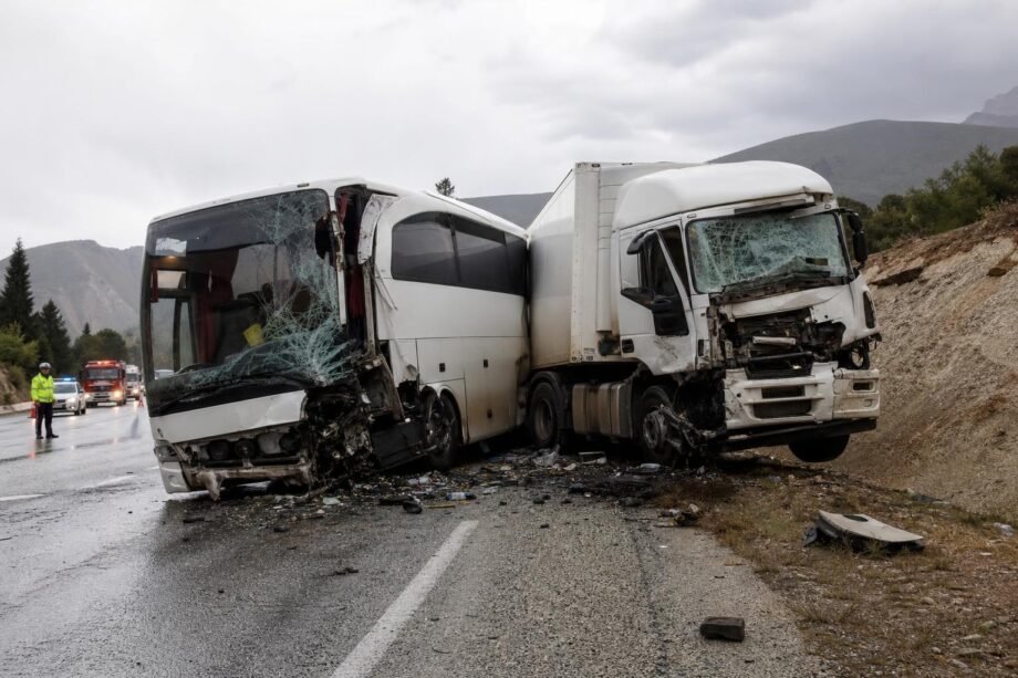 11 halálos áldozata van a törökországi buszbalesetnek, 27-en megsérültek