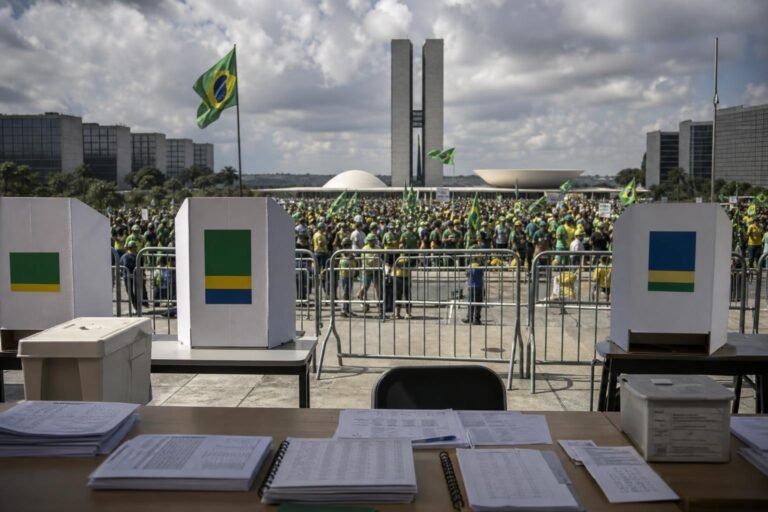 Brazíliában Lula és Flávio Bolsonaro csatája döntheti el az ország irányát