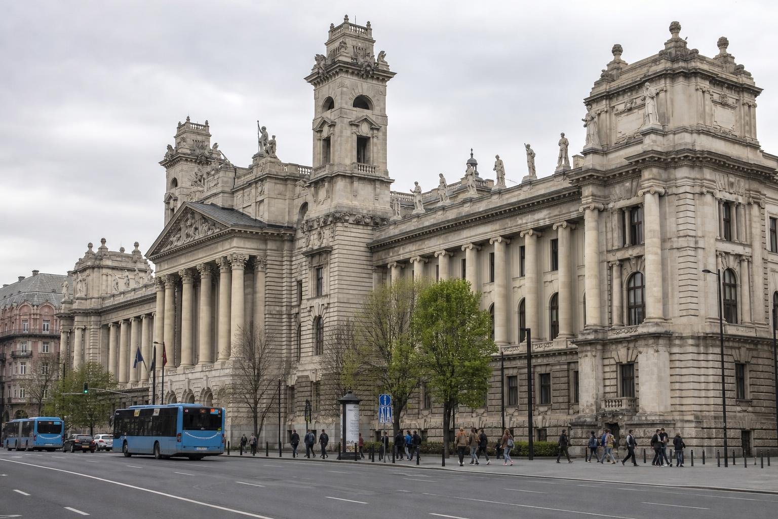Kar&aacute;csony Gergely &aacute;talak&iacute;tan&aacute; Budapest &eacute;s a ker&uuml;letek k&ouml;z&ouml;tti feladatmegoszt&aacute;st