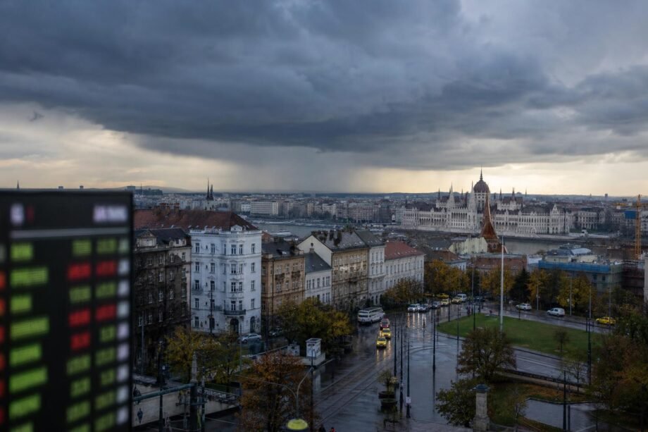 Péntek reggeli körkép: eső jöhet, 22 fokig melegedhet a levegő, így állnak az árfolyamok