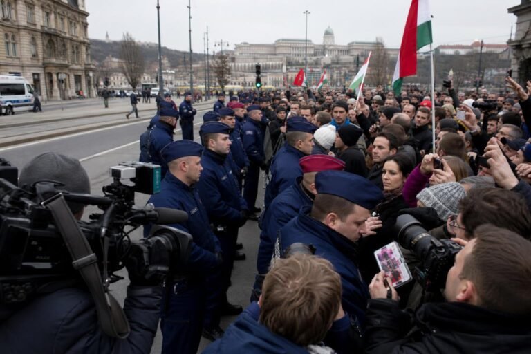 Rendőrs&eacute;gi elj&aacute;r&aacute;s indult az okt&oacute;ber 23-i fideszes rendezv&eacute;nyeken t&ouml;rt&eacute;nt &uacute;js&aacute;g&iacute;r&oacute;i atrocit&aacute;sok miatt