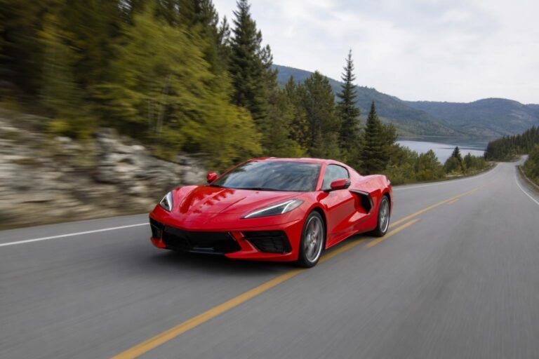 Több mint 300 km/órával száguldott egy Corvette egy kanadai közúton, keresik a sofőrt