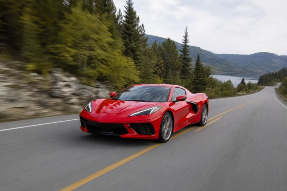 Több mint 300 km/órával száguldott egy Corvette egy kanadai közúton, keresik a sofőrt