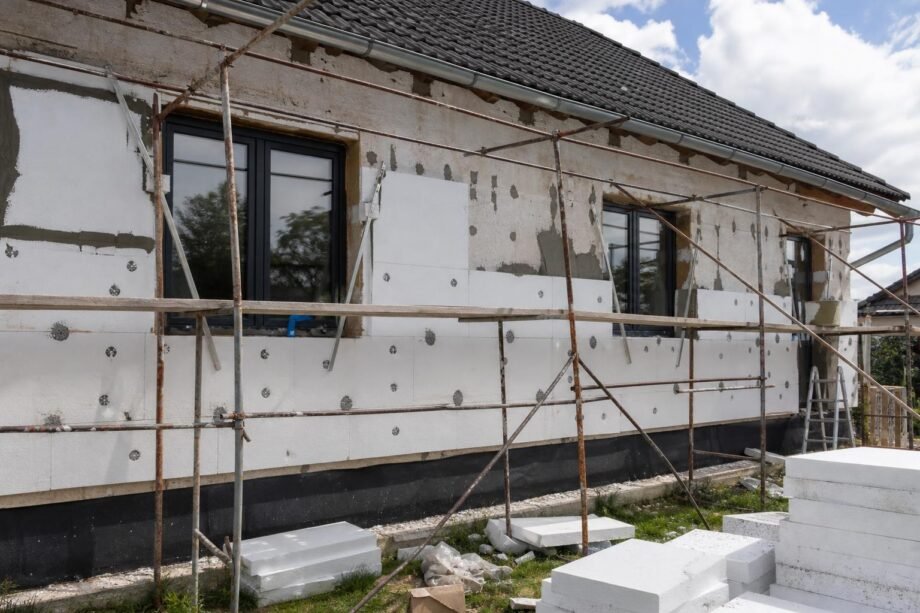 Új lakásfelújítási program készül: 15 millió forint támogatás juthat a családi házakra